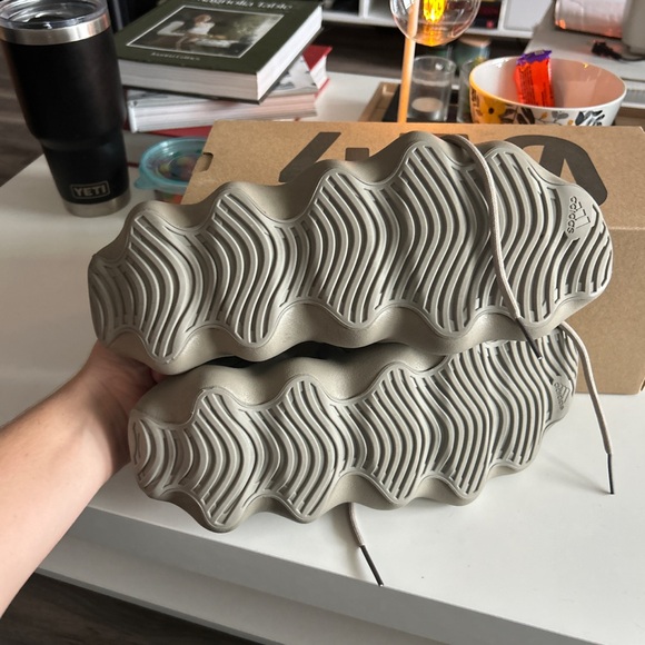 Yeezy 450 ‘Stone Flax’ - Picture 2 of 4